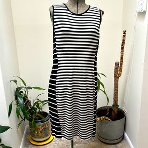 Vince Camuto fully lined sleeveless dress.